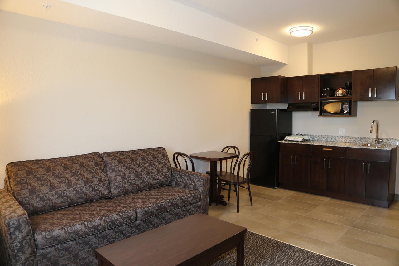 Prairie Moon Inn & Suites Macklin ภายนอก รูปภาพ