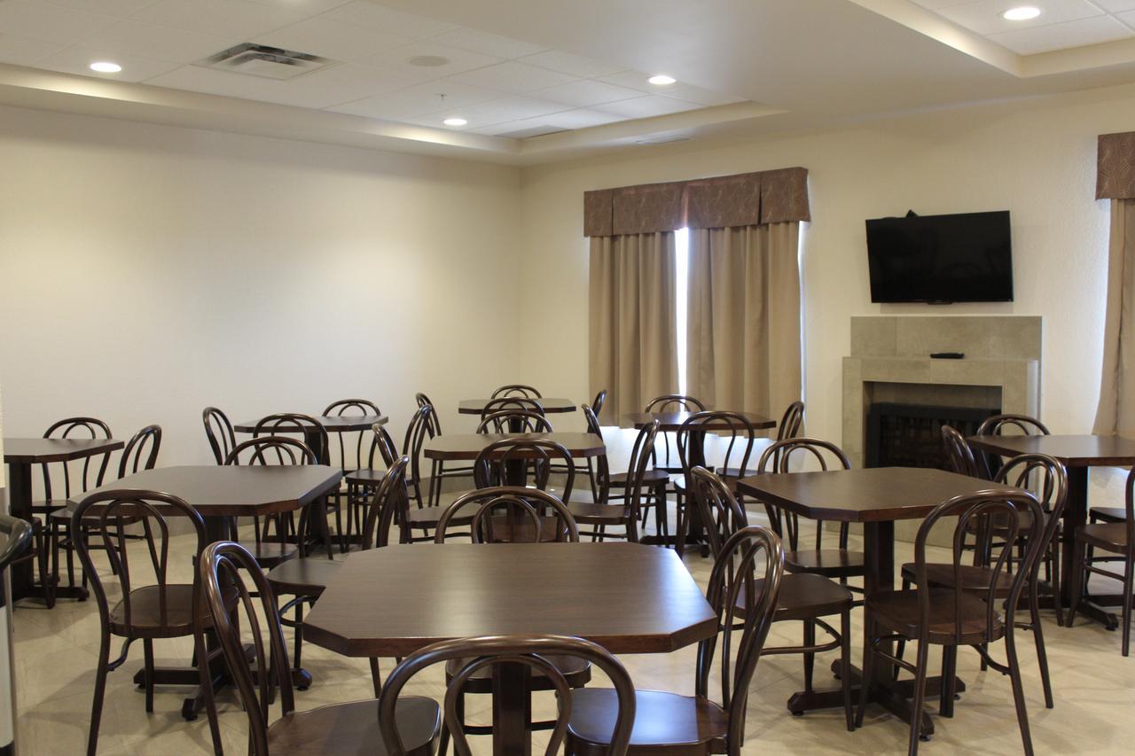 Prairie Moon Inn & Suites Macklin ภายนอก รูปภาพ