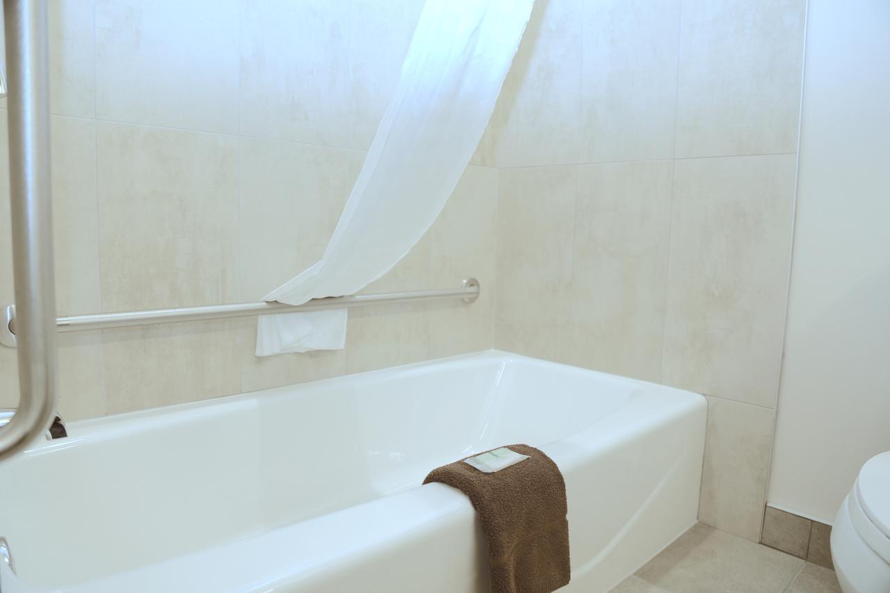 Prairie Moon Inn & Suites Macklin ภายนอก รูปภาพ